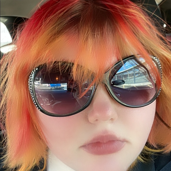 Meet your Posher, Iphone - Picture 4 of 8